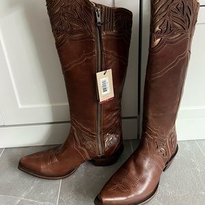 New with tags never worn. Ariat distressed leather cowgirl boots. Size 7.5b